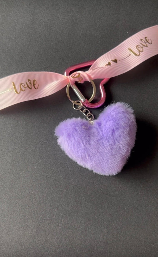 PORTE-CLÉ CŒUR EN PELUCHE – Le détail qui te rend unique