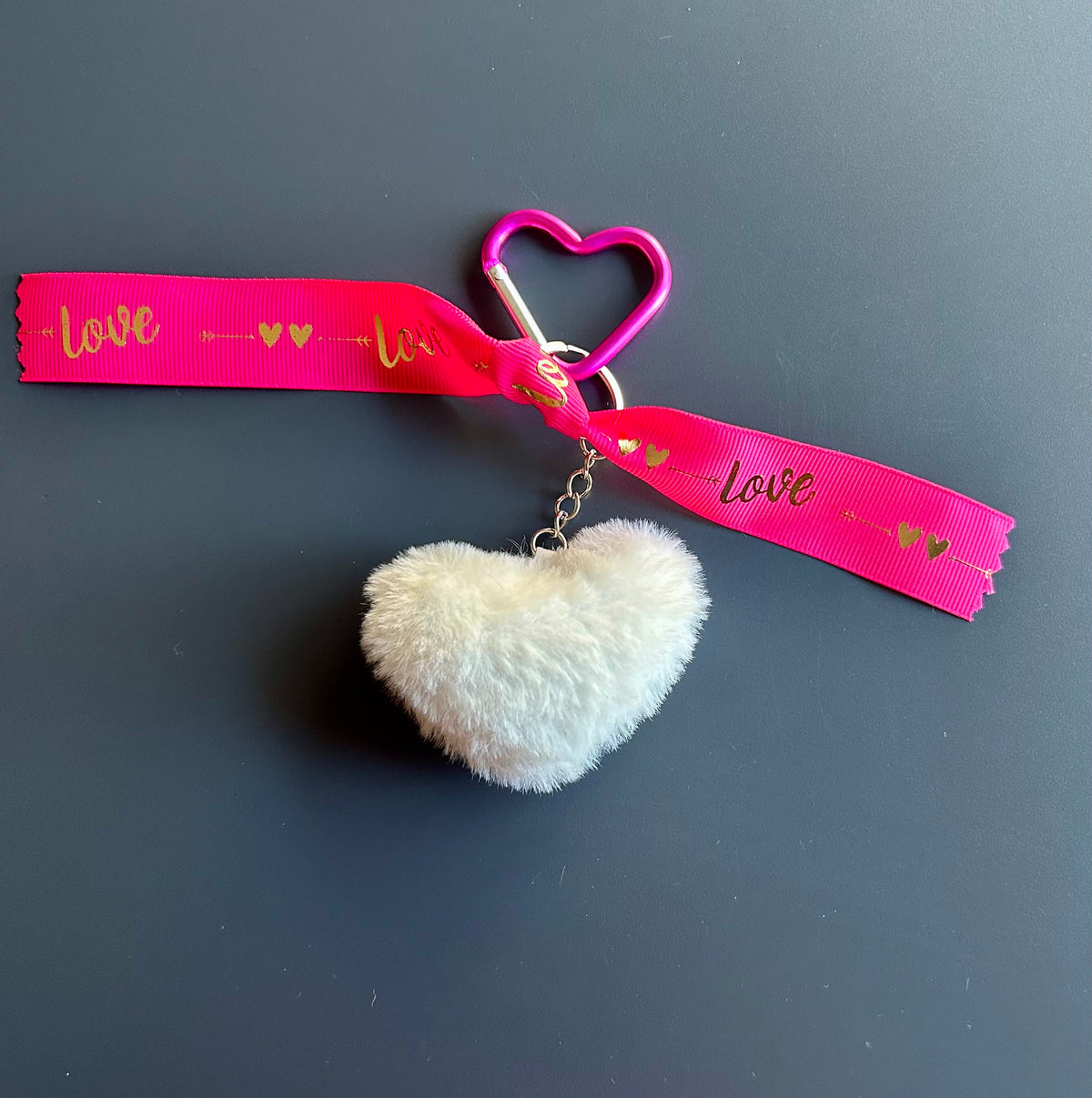 PORTE-CLÉ CŒUR EN PELUCHE – Le détail qui te rend unique