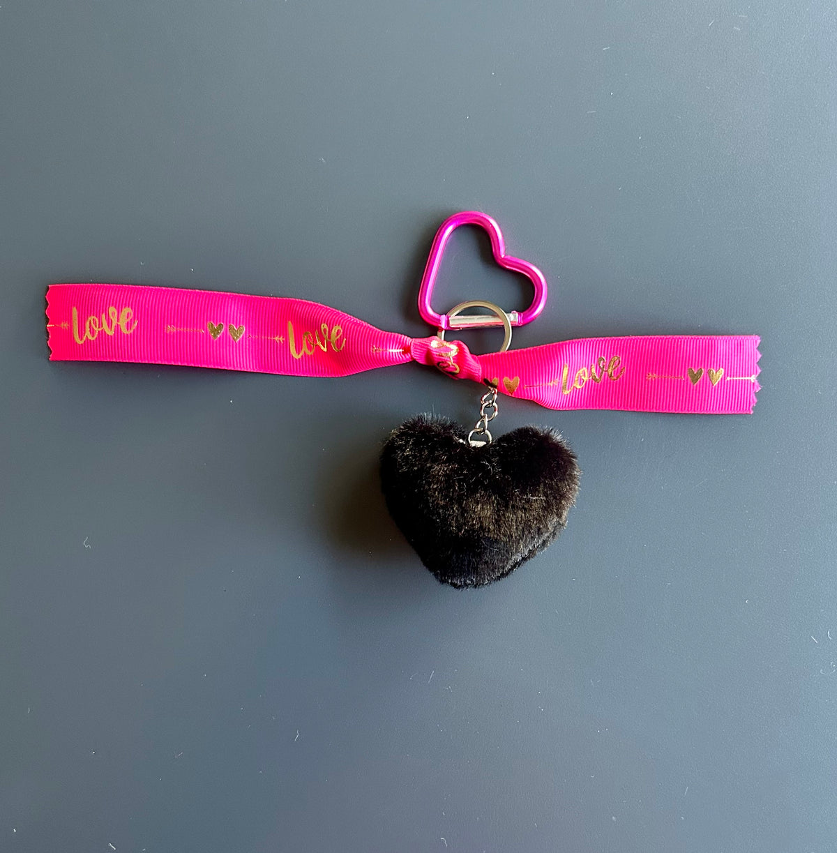 PORTE-CLÉ CŒUR EN PELUCHE – Le détail qui te rend unique
