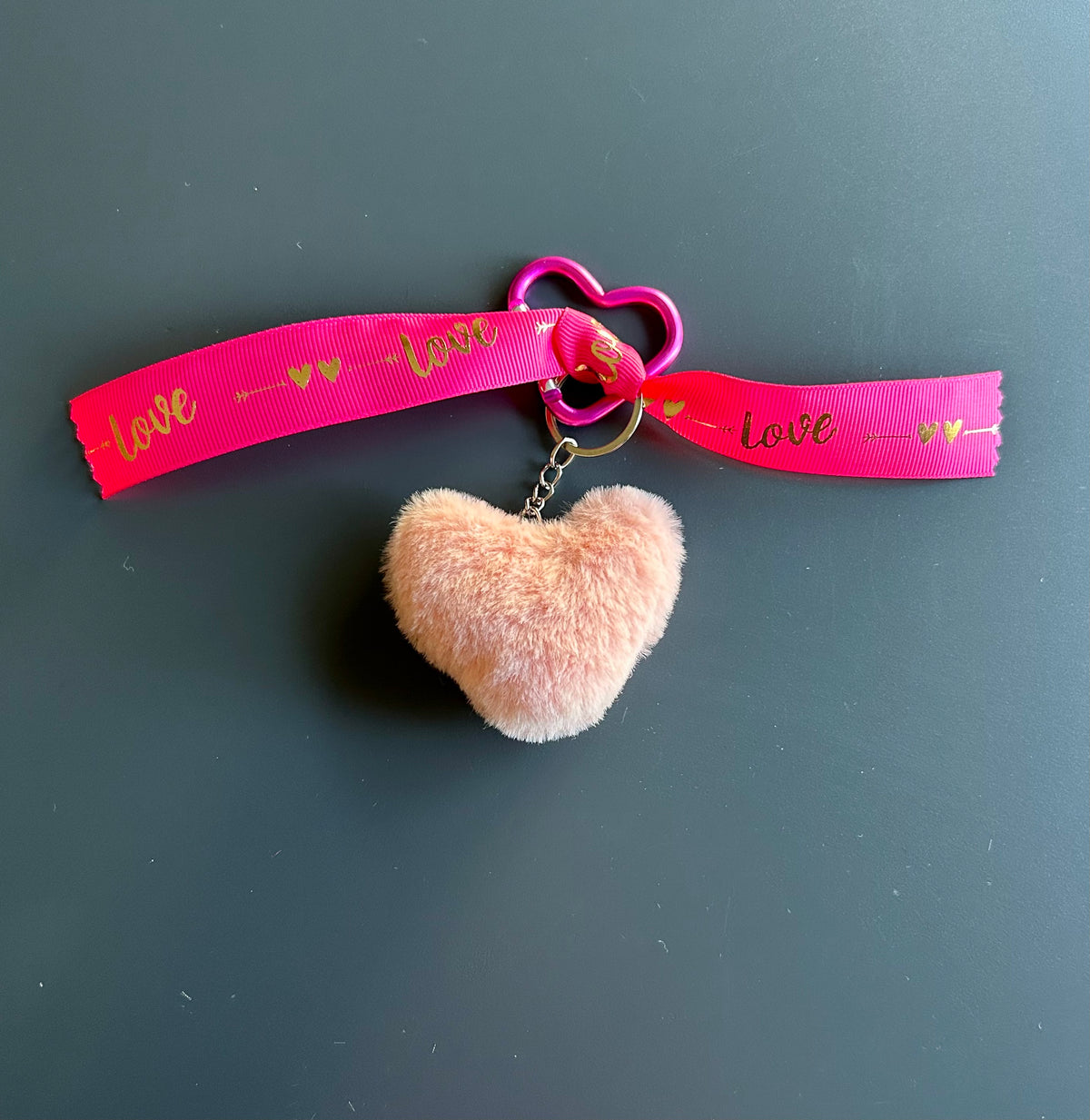 PORTE-CLÉ CŒUR EN PELUCHE – Le détail qui te rend unique