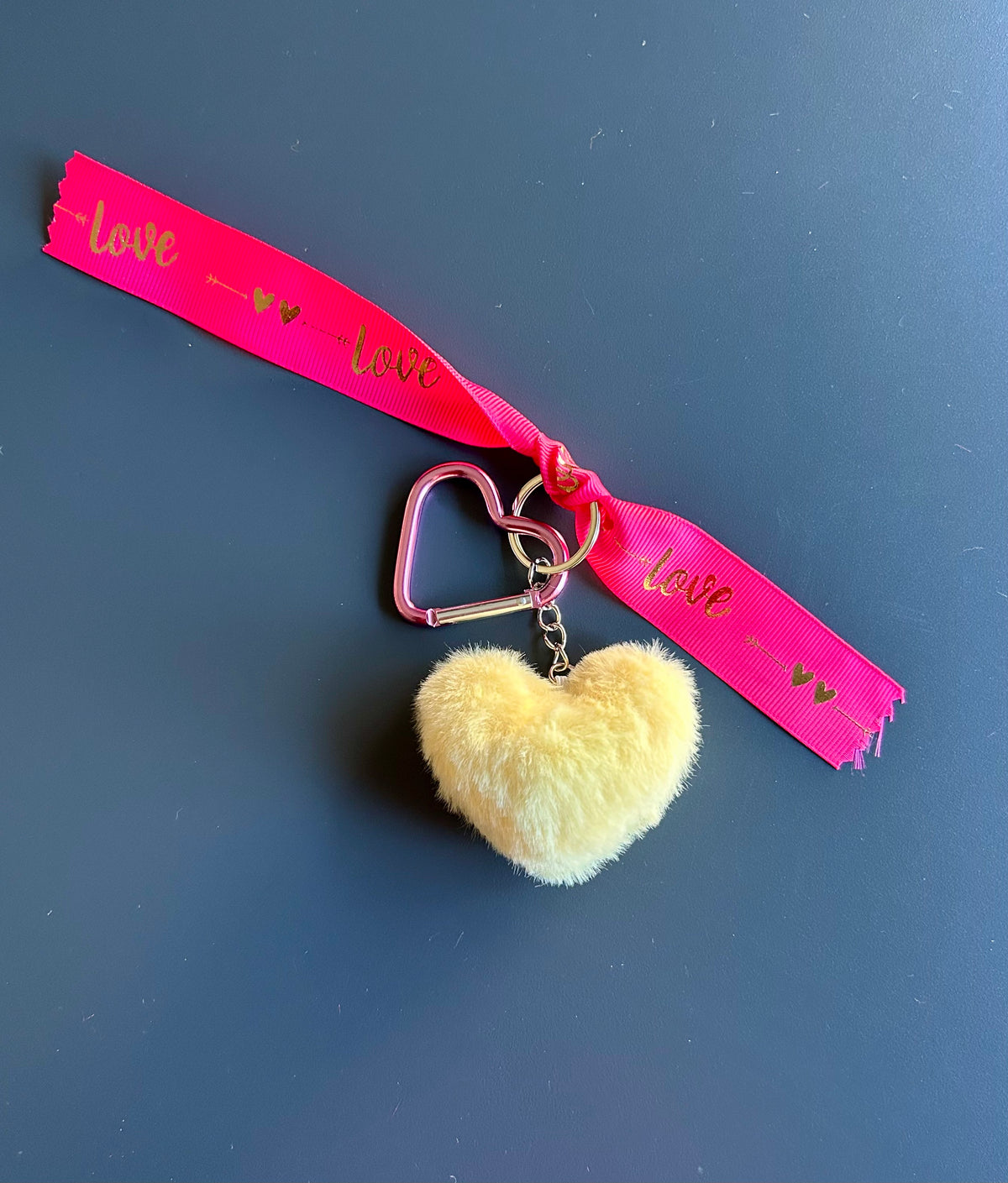 PORTE-CLÉ CŒUR EN PELUCHE – Le détail qui te rend unique