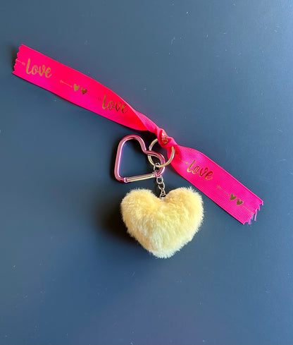 PORTE-CLÉ CŒUR EN PELUCHE – Le détail qui te rend unique