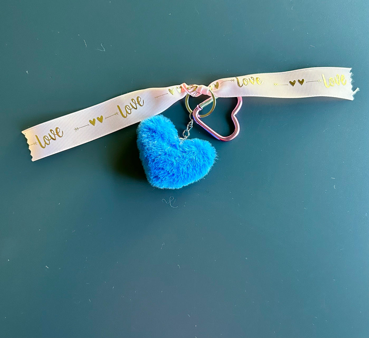 PORTE-CLÉ CŒUR EN PELUCHE – Le détail qui te rend unique