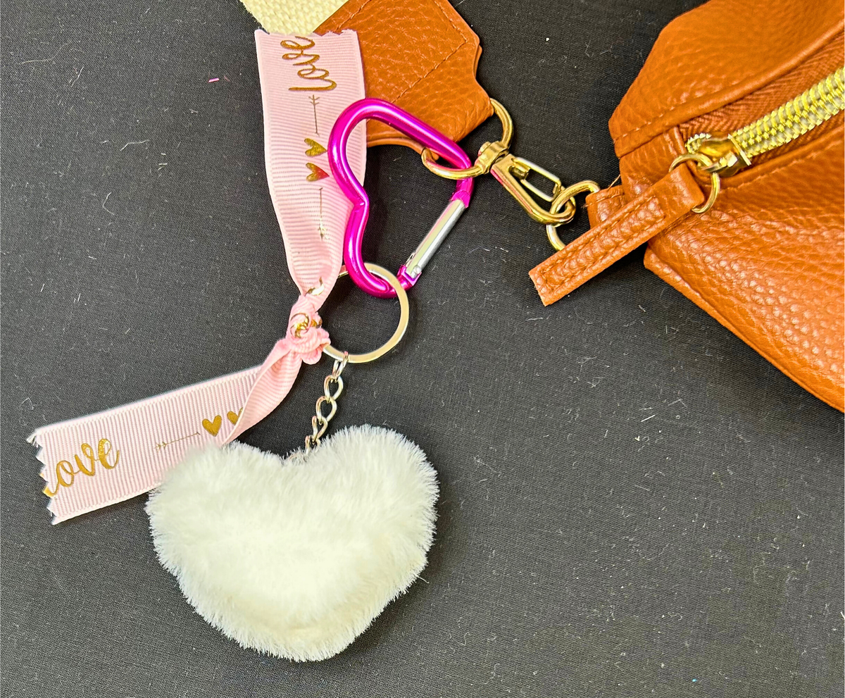 PORTE-CLÉ CŒUR EN PELUCHE – Le détail qui te rend unique